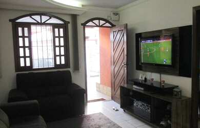 Imagem: A casa possui 2 Dormitórios, 2 Banheiros, 2 Vagas na garagem