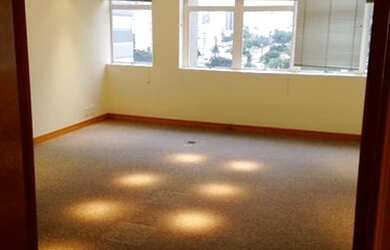 Imagem: O depósito possui 5 Vagas na garagem e 440m² de Área e está