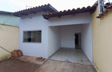 Imagem: A casa possui 3 Dormitórios, 2 Banheiros, 2 Vagas na garagem