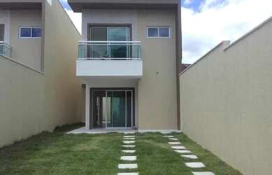 Imagem: A casa possui 3 Dormitórios, 1 Banheiro, 2 Vagas na garagem