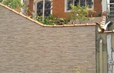 Imagem: A casa possui 2 Dormitórios, 1 Banheiro, 2 Vagas na garagem