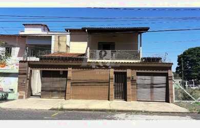 Imagem: A casa possui 4 Dormitórios, 3 Banheiros, 1 Vaga na garagem