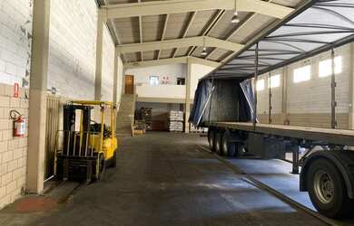 Imagem: O depósito possui 5 Vagas na garagem, 700m² de Área e está