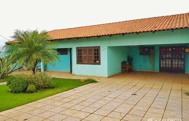 Imagem: A casa possui 5 Dormitórios, 3 Banheiros, 4 Vagas na garagem