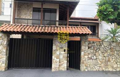 Imagem: A casa possui 4 Dormitórios, 4 Banheiros, 2 Vagas na garagem