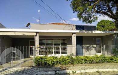 Imagem: A casa possui 4 Dormitórios, 3 Banheiros, 1 Vaga na garagem