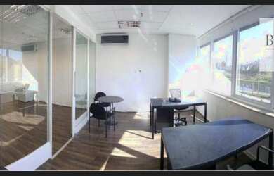 Imagem: O depósito possui 3 Vagas na garagem, 94m² de Área e está