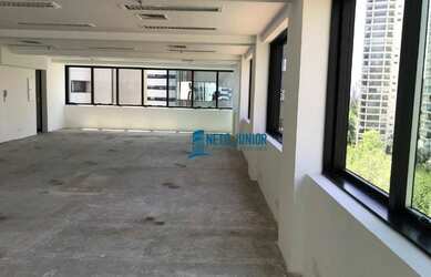 Imagem: O depósito possui 2 Vagas na garagem e 146m² de Área e está