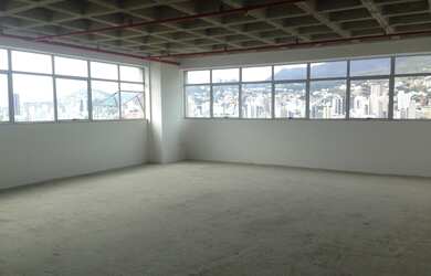 Imagem: O depósito possui 5 Vagas na garagem e 652m² de Área e está