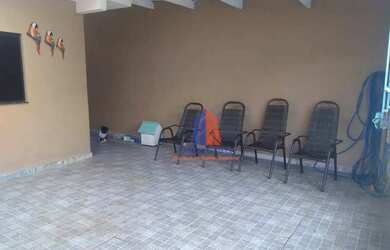 Imagem: A casa possui 4 Dormitórios, 2 Banheiros, 2 Vagas na garagem