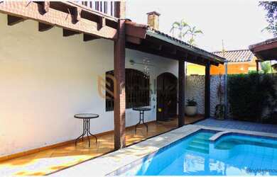 Imagem: A casa possui 5 Dormitórios, 5 Banheiros, 2 Vagas na garagem