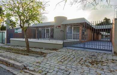 Imagem: A casa possui 4 Dormitórios, 2 Banheiros, 2 Vagas na garagem