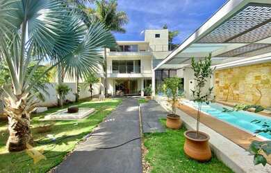 Imagem: A casa possui 4 Dormitórios, 5 Banheiros, 3 Vagas na garagem