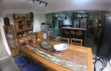 Imagem: A casa possui 2 Dormitórios, 2 Banheiros, 3 Vagas na garagem