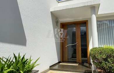 Imagem: A casa possui 3 Dormitórios, 3 Banheiros, 4 Vagas na garagem