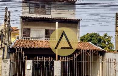 Imagem: A casa possui 5 Dormitórios, 5 Banheiros, 4 Vagas na garagem