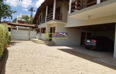 Imagem: A casa possui 3 Dormitórios, 5 Banheiros, 4 Vagas na garagem