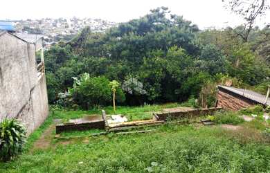 Imagem: O terreno e possui Dormitórios, Suítes, Banheiros, 350-0m²