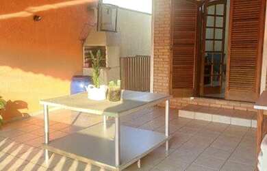 Imagem: A casa possui 3 Dormitórios, 2 Banheiros, 2 Vagas na garagem