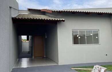 Imagem: A casa possui 3 Dormitórios, 2 Banheiros, 2 Vagas na garagem