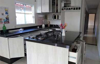 Imagem: A casa e possui 3 Dormitórios, Suítes, 2 Banheiros, 2 Vagas