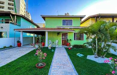 Imagem: A casa em condomínio possui 4 Dormitórios, 4 Banheiros, 250m²