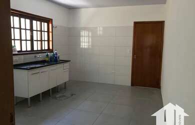 Imagem: A casa possui 2 Dormitórios, 3 Banheiros, 2 Vagas na garagem