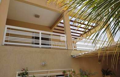 Imagem: A casa em condomínio possui 4 Dormitórios, 3 Banheiros e 350m²