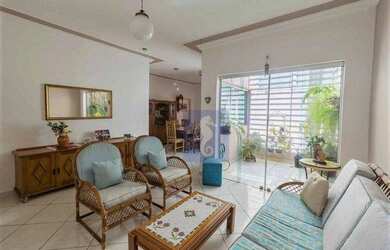 Imagem: A casa possui 3 Dormitórios, 3 Banheiros, 4 Vagas na garagem