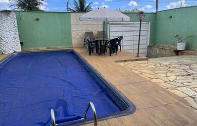 Imagem: A casa possui 3 Dormitórios, 3 Banheiros, 5 Vagas na garagem