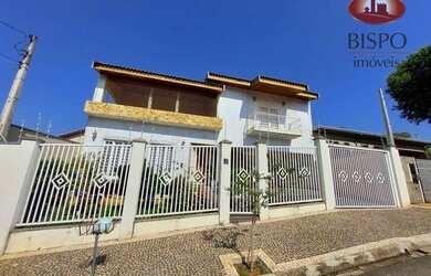 Imagem: A casa possui 5 Dormitórios, 3 Banheiros, 3 Vagas na garagem