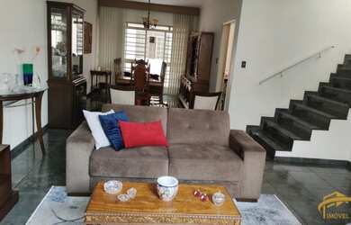 Imagem: A casa possui 3 Dormitórios, 2 Banheiros, 3 Vagas na garagem