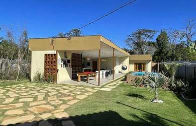 Imagem: A casa possui 3 Dormitórios, 3 Banheiros e 970m² de Área