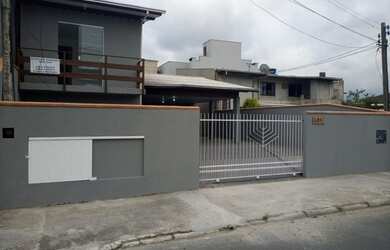 Imagem: A casa possui 4 Dormitórios, 1 Banheiro, 4 Vagas na garagem