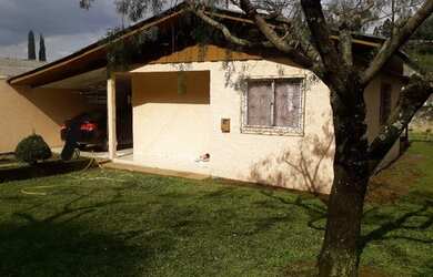 Imagem: A casa possui 3 Dormitórios, 1 Banheiro, 2 Vagas na garagem