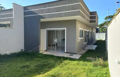 Imagem: A casa possui 3 Dormitórios, 2 Banheiros, 2 Vagas na garagem