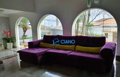 Imagem: A casa possui 4 Dormitórios, 4 Banheiros, 5 Vagas na garagem