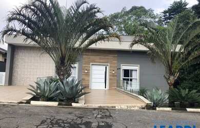 Imagem: A casa em condomínio possui 4 Dormitórios, 5 Banheiros, 2