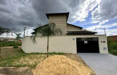 Imagem: A casa possui 2 Dormitórios, 2 Banheiros, 2 Vagas na garagem