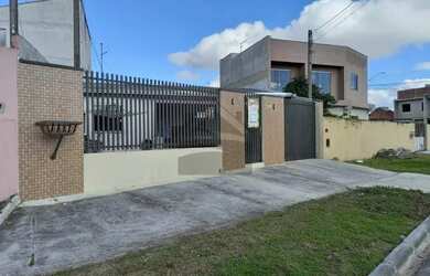 Imagem: A casa possui 3 Dormitórios, 2 Banheiros, 2 Vagas na garagem