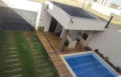 Imagem: A casa possui 5 Dormitórios, 4 Banheiros, 4 Vagas na garagem