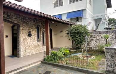 Imagem: A casa em condomínio possui 3 Dormitórios, 2 Banheiros, 2