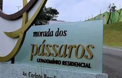 Imagem: O terreno e possui Dormitórios, Suítes, Banheiros, 275-0m²