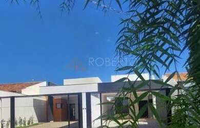 Imagem: A casa possui 3 Dormitórios, 2 Banheiros, 4 Vagas na garagem