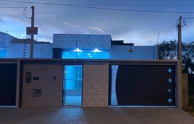 Imagem: A casae possui 3 Dormitórios, 3 Banheiros, 2 Vagas na garagem