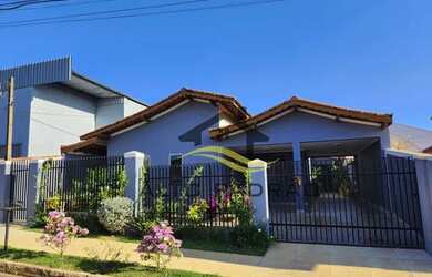 Imagem: A casa possui 4 Dormitórios, 4 Banheiros, 3 Vagas na garagem