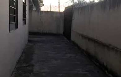 Imagem: A casa possui 2 Dormitórios, 1 Banheiro, 2 Vagas na garagem