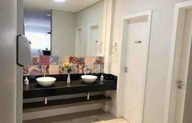 Imagem: O apartamento possui 2 Dormitórios, 2 Banheiros, 1 Vaga na