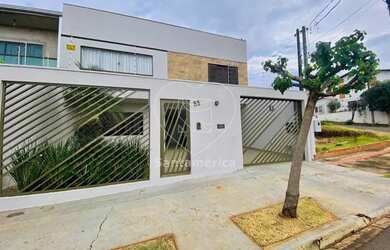 Imagem: A casa possui 3 Dormitórios, 3 Banheiros, 4 Vagas na garagem