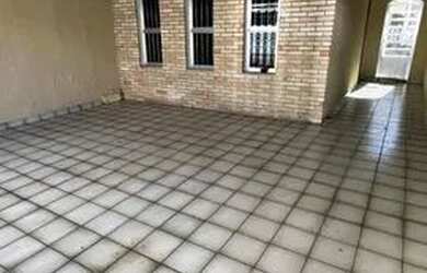 Imagem: A casa possui 3 Dormitórios, 1 Banheiro, 2 Vagas na garagem